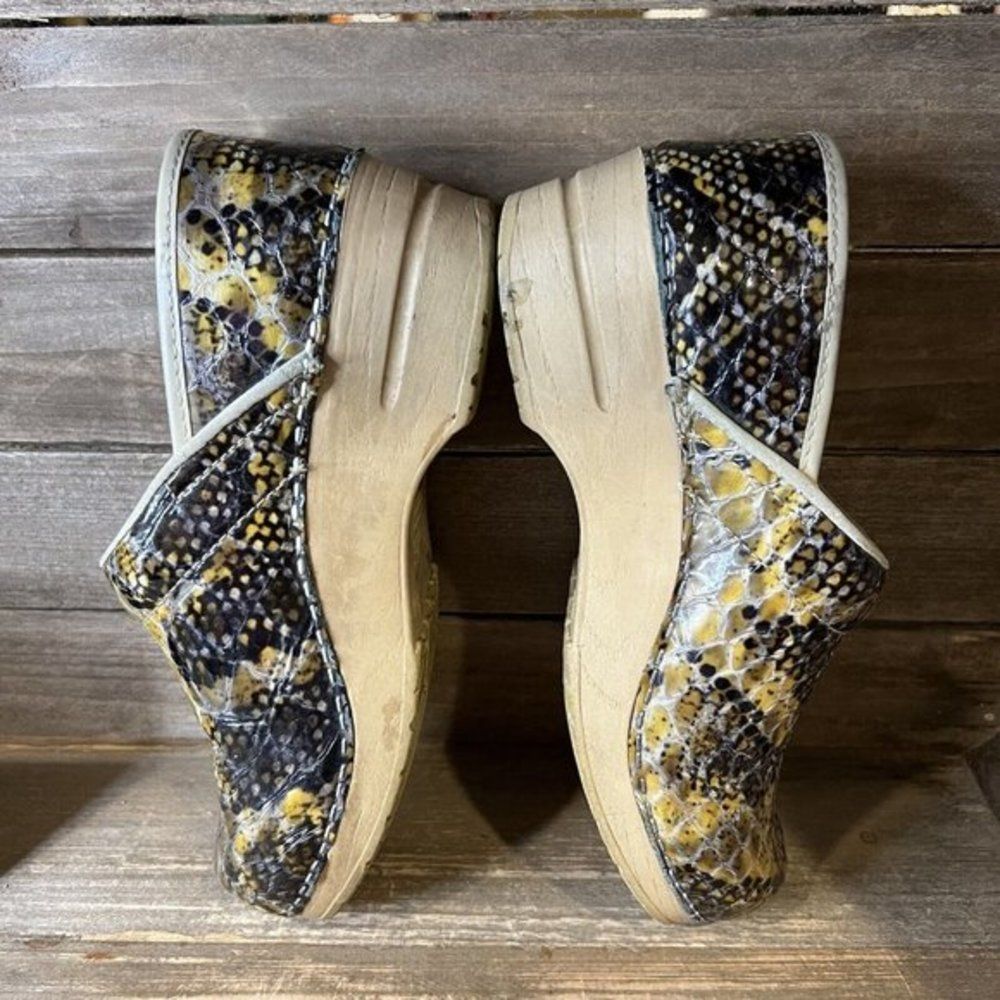 Womens Sanita Snake Scale Print Leather Comfort Clogs Shoes EUR 38 US 7 M GUC - Picture 4 of 6